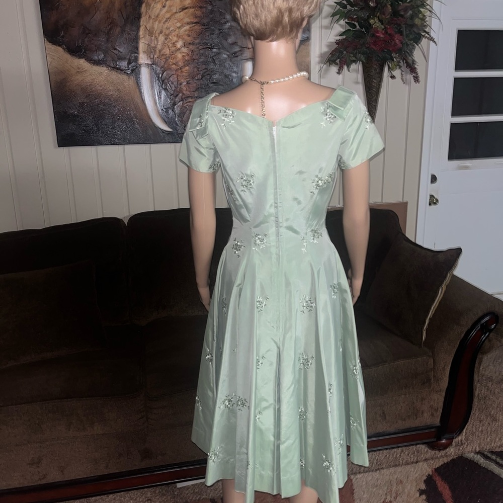 Vintage (1970’s) Mint Green Cocktail Dress W/ Floral Embroideries • Size Small - Picture 6 of 15